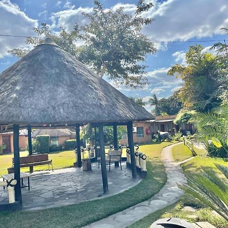 Reed Mat Lodge Lusaka Esterno foto