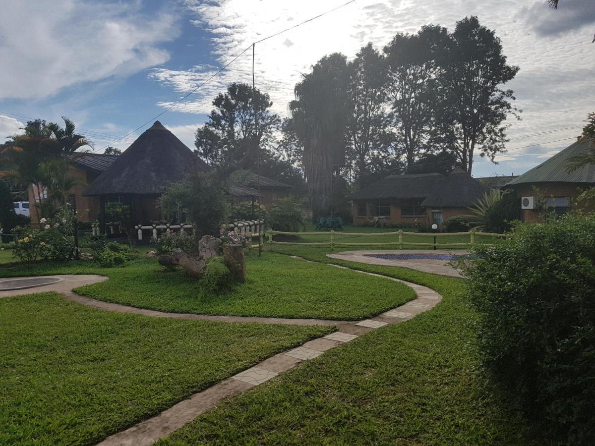 Reed Mat Lodge Lusaka Esterno foto