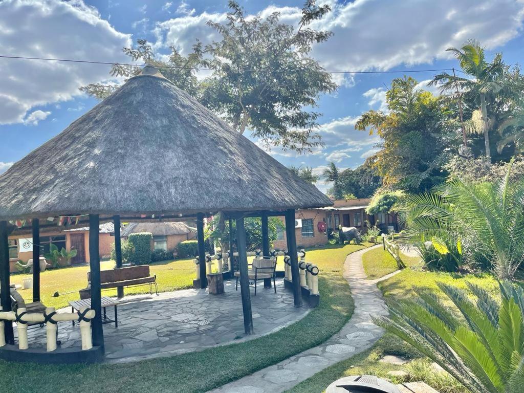 Reed Mat Lodge Lusaka Esterno foto