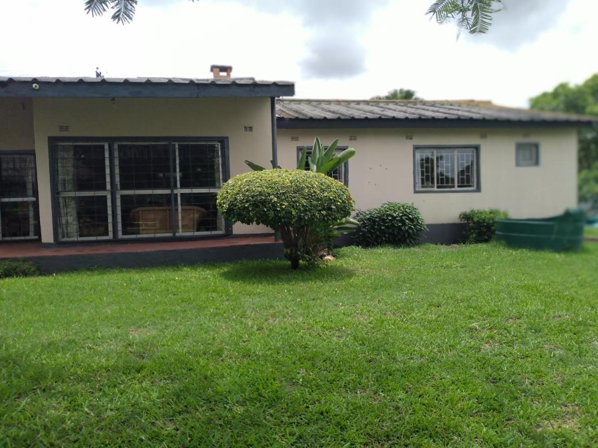Reed Mat Lodge Lusaka Esterno foto
